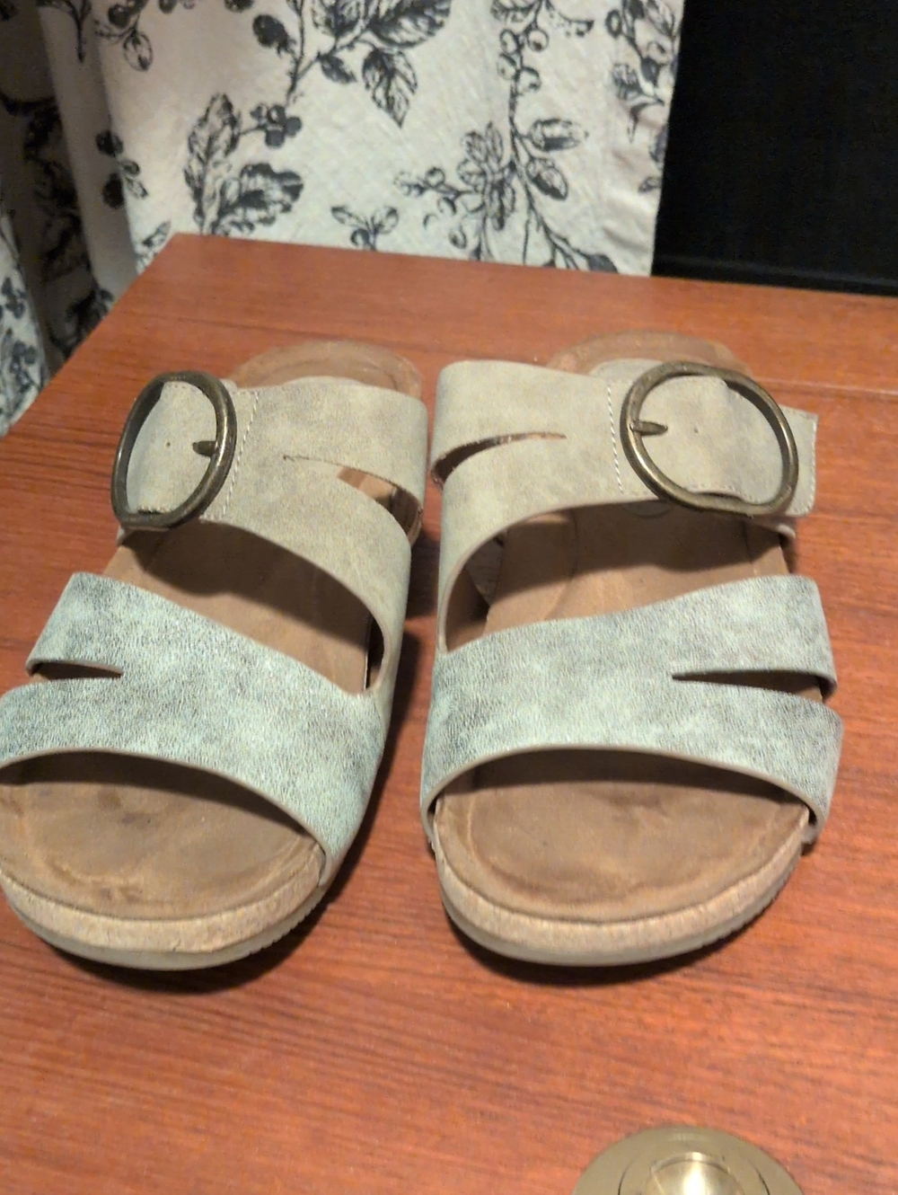 Women's Triple-Strap Slide Sandals in Light Gray/Gold